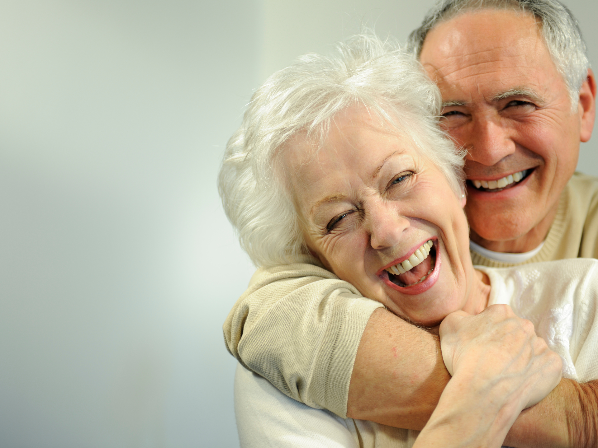 cieszacy sie i obejmujacy sie seniorzy